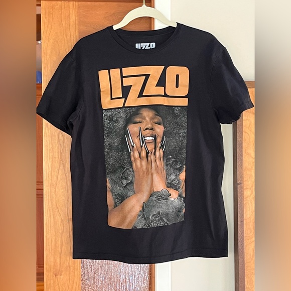 LIZZO TEE SIZE MEDIUM Black T-Shirt with Lizzo Graphic - Picture 8 of 8